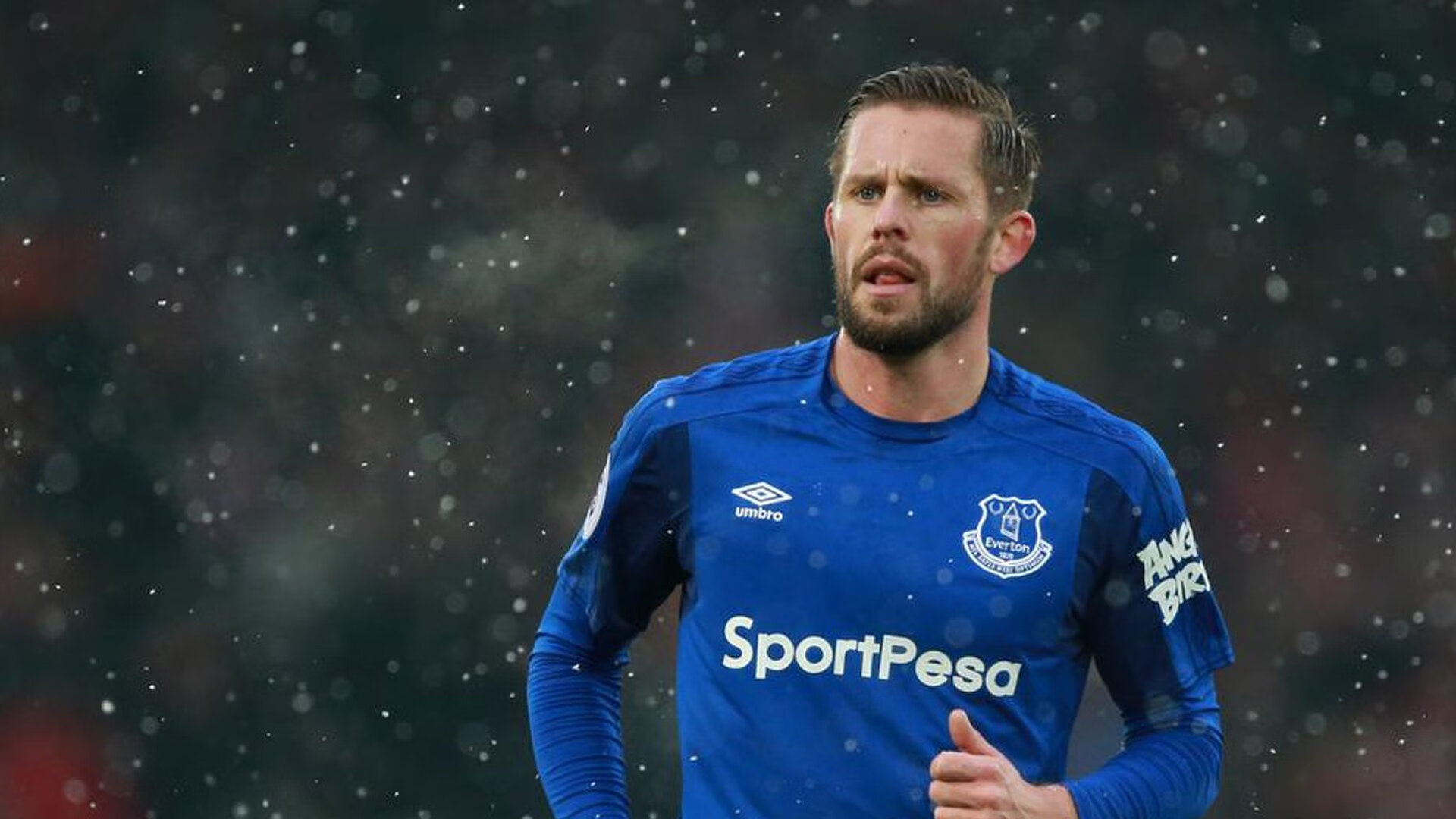 开云体育app-拉沃尔杯,一场险胜温网的表演,德约科维奇如何点燃真正的赛场灵魂